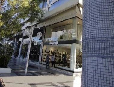 Η Γλυφάδα πρωτοπορεί στην αφισορύπανση: Έβαλαν πλαστικά δίχτυα στις κολόνες και δεν «πιάνει» η κόλλα (φωτο)
